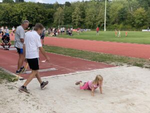 Beim Springen in die Sandgrube zählt jeder Zentimeter.