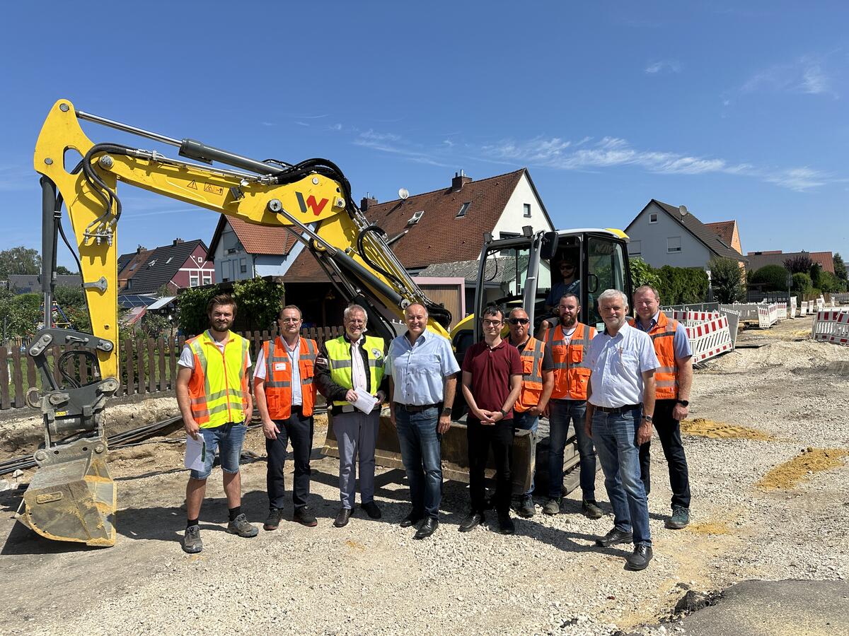 Oberbürgermeister Andreas Feller (3.v.l.) besichtigt mit Vertretern der Städtischen Wasser- und Fernwärmeversorgung, des Städtischen Bauamtes, der ausführenden Baufirma und des Ingenieurbüros die Baustelle in der Dachelhofer Straße.